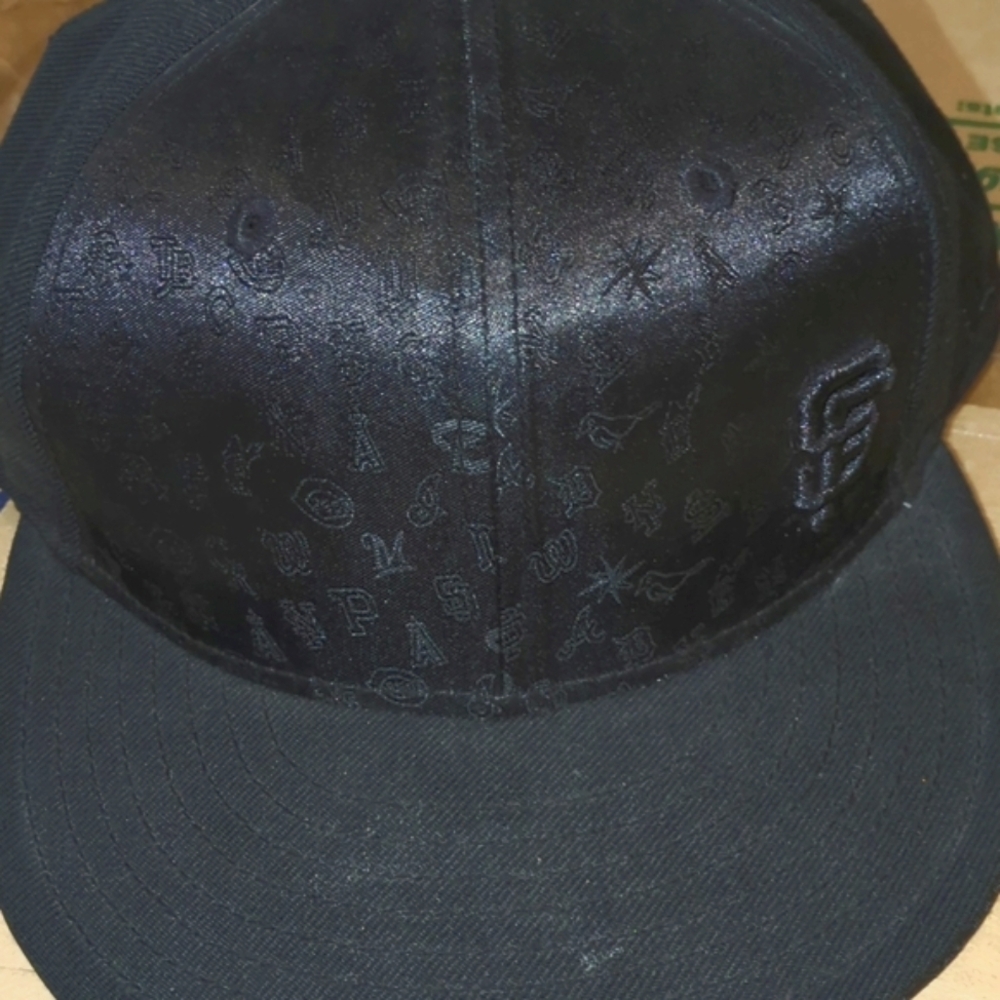 New era ultra rare sf giants hat with all MLB team logos in hologram